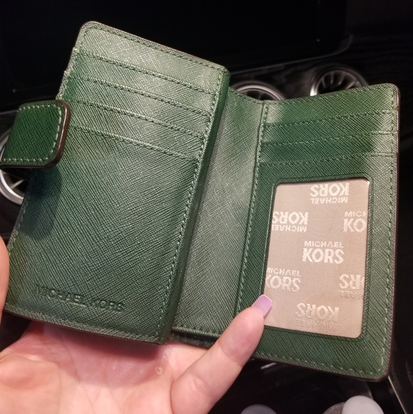 Michael kors Green Wallet - Picture 4 of 14